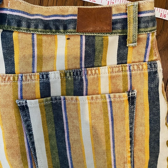 Sold- BDG by Urban Outfitters High-Rise Mom Short - Picture 6 of 7